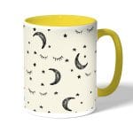 كوب قهوة بمقبض اصفر بتصميم قمر ونجوم