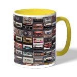 كوب قهوة بمقبض اصفر بتصميم كاسيت موسيقي