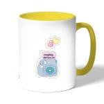 كوب قهوة بمقبض اصفر بتصميم كرتون كاميرا