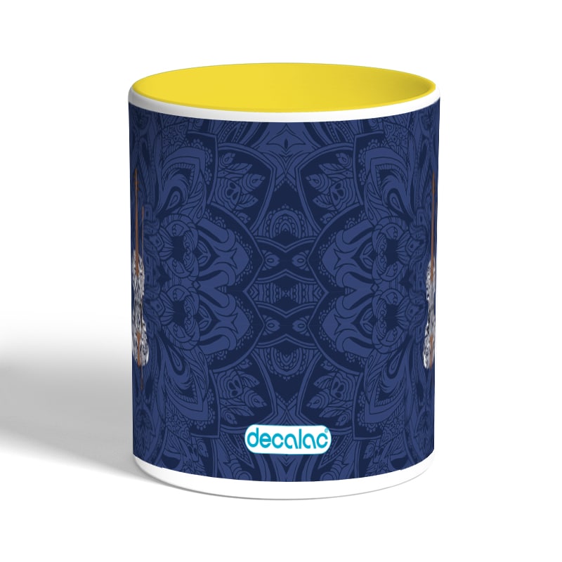 كوب-قهوة-بمقبض-اصفر-بتصميم-كمان-مزخرف-1