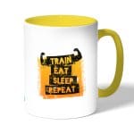 كوب قهوة بمقبض اصفر بتصميم كن قوي