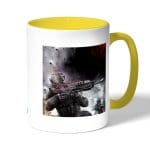 كوب قهوة بمقبض اصفر بتصميم كول أوف ديوتي بداية الحرب