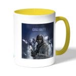 كوب قهوة بمقبض اصفر بتصميم كول أوف ديوتي تعاون جماعي