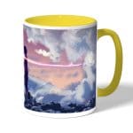 كوب قهوة بمقبض اصفر بتصميم لحظه اللقاء انمي أسمك