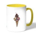 كوب قهوة بمقبض اصفر بتصميم مثلجات الجماجم