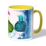 كوب قهوة بمقبض اصفر بتصميم مناكير