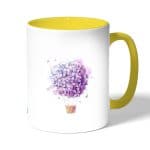 كوب قهوة بمقبض اصفر بتصميم منطاد بالورد