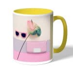 كوب قهوة بمقبض اصفر بتصميم ورد مميز