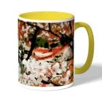 كوب قهوة بمقبض اصفر بتصميم ورود