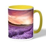 كوب قهوة بمقبض اصفر بتصميم ورود بنفسجيه