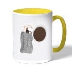 كوب قهوة بمقبض اصفر بتصميم وقت القهوة