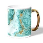 كوب قهوة بمقبض ذهبي بتصميم أزرق ذهبي