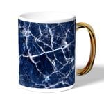 كوب قهوة بمقبض ذهبي بتصميم أزرق وأبيض