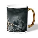 كوب قهوة بمقبض ذهبي بتصميم أساسنز كريد