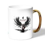 كوب قهوة بمقبض ذهبي بتصميم أساسنز كريد الجناح الأسود
