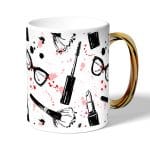 كوب قهوة بمقبض ذهبي بتصميم ادوات المكياج والموضة