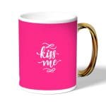 كوب قهوة بمقبض ذهبي بتصميم اعطني قبلة