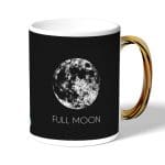 كوب قهوة بمقبض ذهبي بتصميم اكتمال القمر