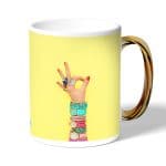 كوب قهوة بمقبض ذهبي بتصميم اكسسوارات يد امرأة