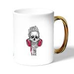 كوب قهوة بمقبض ذهبي بتصميم الأستماع الى الموسيقى