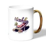 كوب قهوة بمقبض ذهبي بتصميم التمساح والصوص