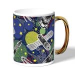 كوب قهوة بمقبض ذهبي بتصميم الفضاء الخارجي