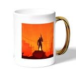 كوب قهوة بمقبض ذهبي بتصميم المحارب فورت نايت