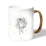 كوب قهوة بمقبض ذهبي بتصميم النجوم والأحلام