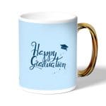 كوب قهوة بمقبض ذهبي بتصميم تخرج