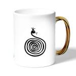 كوب قهوة بمقبض ذهبي بتصميم ثعبان لطيف