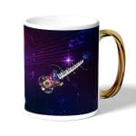 كوب قهوة بمقبض ذهبي بتصميم جيتار ومفاتيح بيانو