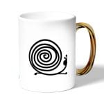 كوب قهوة بمقبض ذهبي بتصميم حلزون