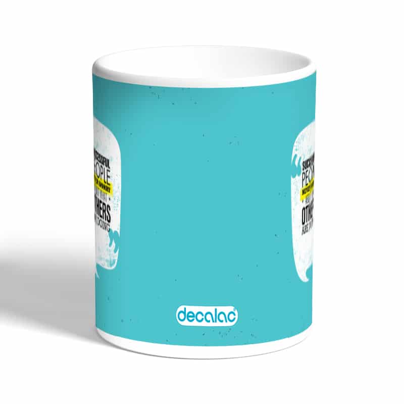 كوب-قهوة-بمقبض-ذهبي-بتصميم-دع-القلق-1