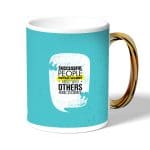 كوب قهوة بمقبض ذهبي بتصميم دع القلق