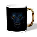 كوب قهوة بمقبض ذهبي بتصميم ديث نوت ريوك مخيف