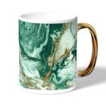 كوب قهوة بمقبض ذهبي بتصميم ذهبي وأخضر