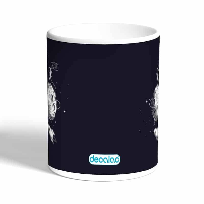 كوب-قهوة-بمقبض-ذهبي-بتصميم-رائد-فضاء-1