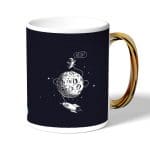 كوب قهوة بمقبض ذهبي بتصميم رائد فضاء