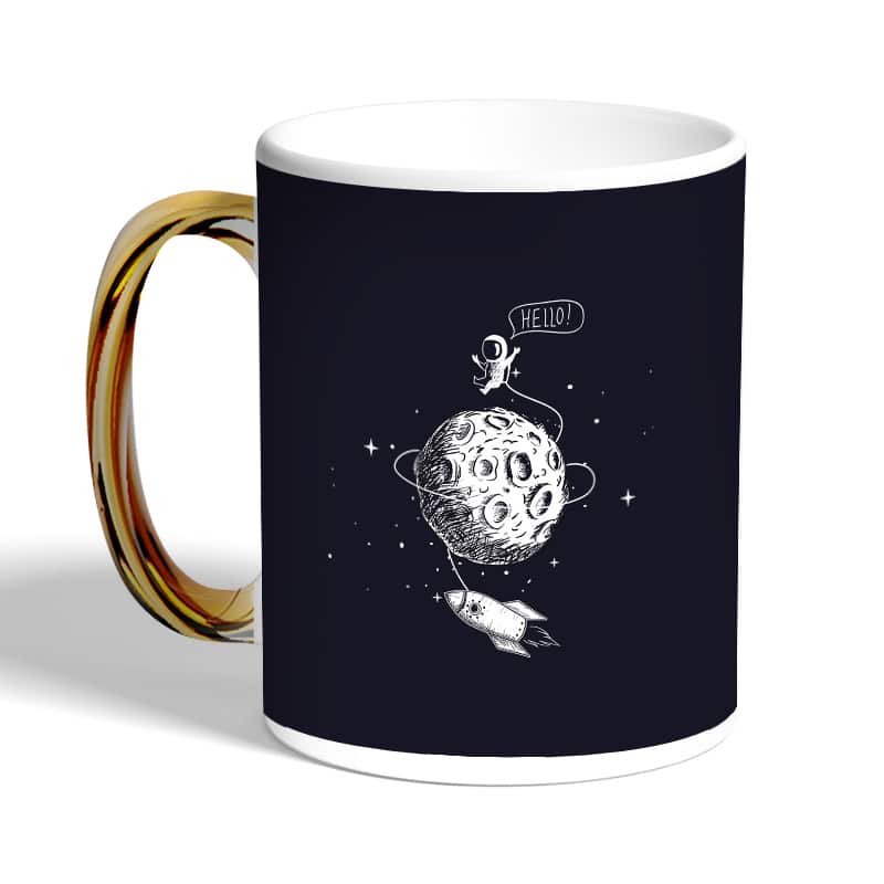 كوب-قهوة-بمقبض-ذهبي-بتصميم-رائد-فضاء-2