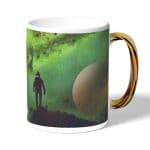 كوب قهوة بمقبض ذهبي بتصميم رحله الى الفضاء