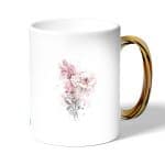 كوب قهوة بمقبض ذهبي بتصميم رسمه ورده