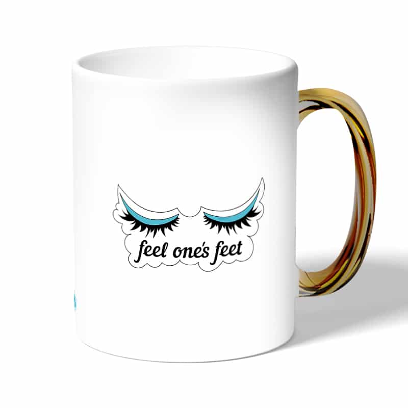 كوب قهوة بمقبض ذهبي بتصميم رموش كوب قهوة بمقبض ذهبي بتصميم رموش