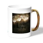 كوب قهوة بمقبض ذهبي بتصميم ريزدنت إيفل 2