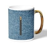 كوب قهوة بمقبض ذهبي بتصميم سحاب