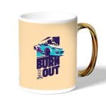 كوب قهوة بمقبض ذهبي بتصميم سيارة سباق