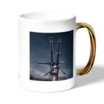 كوب قهوة بمقبض ذهبي بتصميم سيف فضي أفعواني من ذا ويتشر 3 وايلد هانت