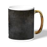 كوب قهوة بمقبض ذهبي بتصميم شعار ذا ويتشر