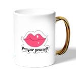 كوب قهوة بمقبض ذهبي بتصميم شفاه جذابه