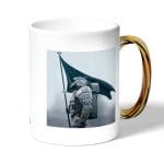 كوب قهوة بمقبض ذهبي بتصميم شياطين هومو ديث ستراندنغ