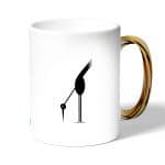 كوب قهوة بمقبض ذهبي بتصميم طائر أسود